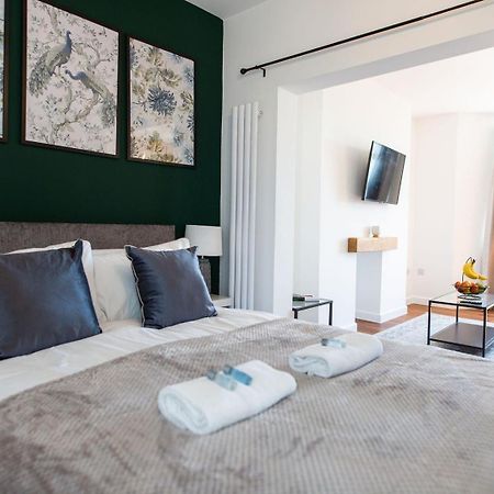 Studio Apartment With 65" Smart Tv 纽波特 外观 照片