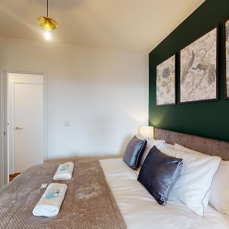 Studio Apartment With 65" Smart Tv 纽波特 外观 照片