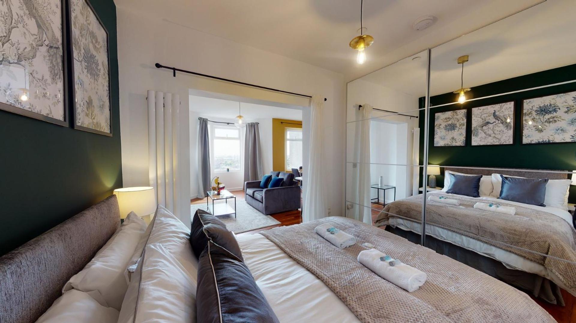 Studio Apartment With 65" Smart Tv 纽波特 外观 照片
