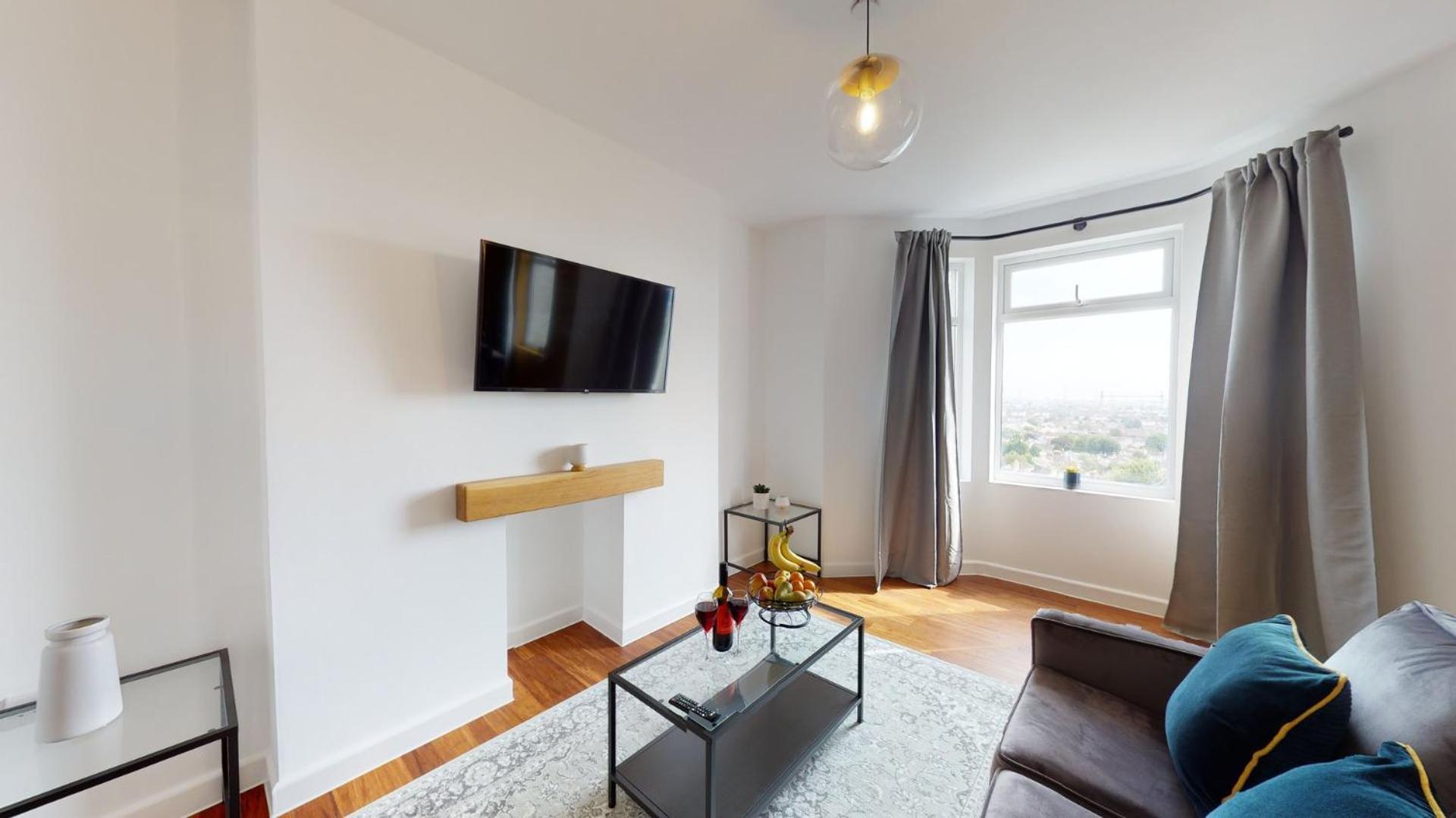Studio Apartment With 65" Smart Tv 纽波特 外观 照片